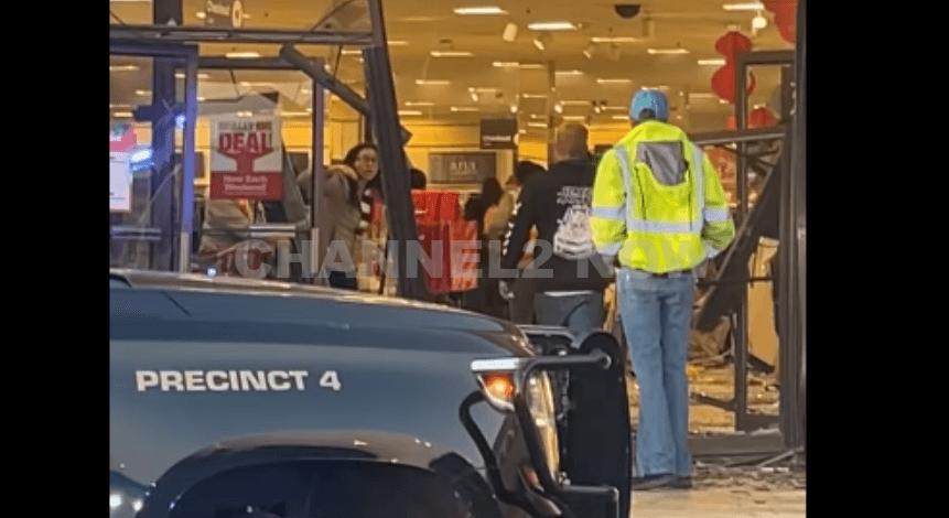 Killeen, TX – A chaotic scene unfolded at the Killeen Mall on Saturday night when a high-speed police chase ended with a vehicle crashing into the front entrance of JCPenney and a fatal officer-involved shooting.