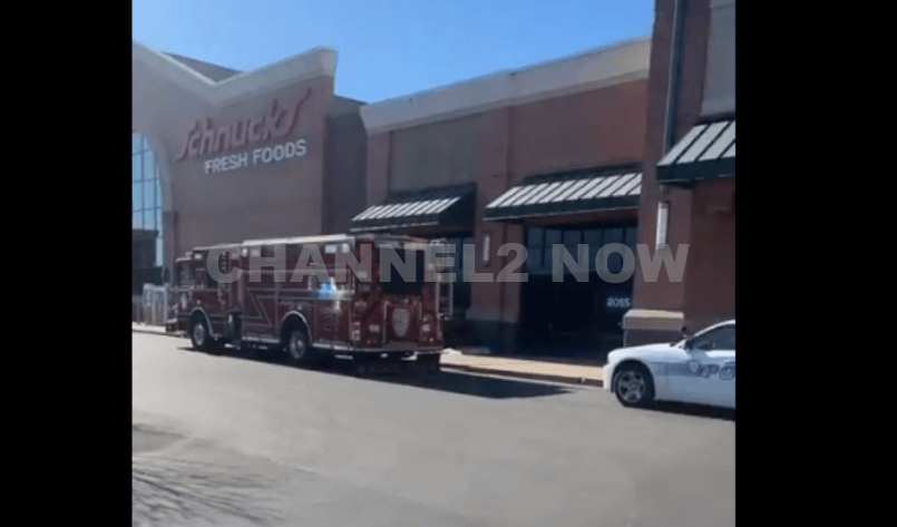 FLORISSANT, MO – Law enforcement officials are currently investigating reports of a shooting incident that allegedly occurred inside the Schnucks grocery store located at 13987 New Halls Ferry Road, within the Cross Keys Plaza shopping center.