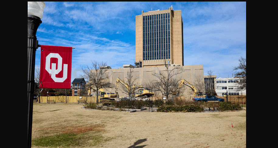 Norman, Oklahoma – The Norman Police Department is actively searching for a potentially armed suspect near the University of Oklahoma (OU) campus following a law enforcement emergency on Tuesday. The university issued multiple alerts urging students and residents to avoid areas east of George Avenue and south of Lindsey Street.