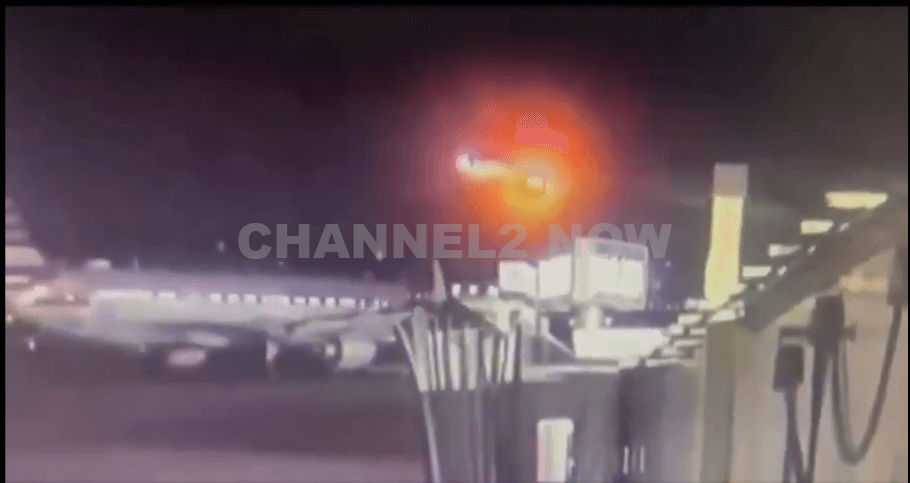 WASHINGTON, D.C. – A devastating mid-air collision between an American Airlines regional jet and a military helicopter occurred Wednesday night over the Potomac River, near Reagan National Airport (DCA). According to emergency scanner reports, multiple passengers have been located underwater, still seated inside the wreckage.As of early reports, at least 19 individuals have been brought to shore, but the total number of casualties remains unclear.