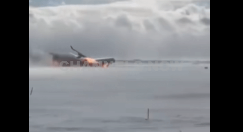 Toronto, Canada – A newly surfaced video provides a clear and chilling view of the moment Delta Flight 4819 crash-landed and overturned at Toronto Pearson International Airport on February 17, 2025. The footage, filmed from the flight deck of an aircraft awaiting takeoff, captures the terrifying incident in real time.