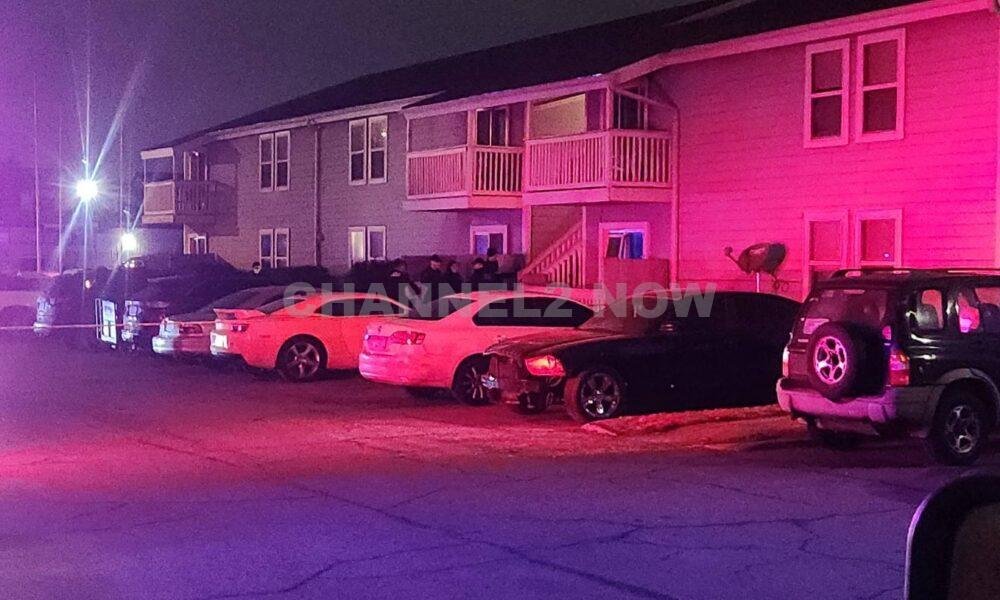 Tulsa, OK – Authorities are investigating a deadly shooting that occurred early Saturday morning at an apartment complex in midtown Tulsa, near 51st Street and Yale Avenue. According to the Tulsa Police Department (TPD), officers responded to reports of gunfire at the complex and discovered a 17-year-old victim who had been fatally shot. Investigators believe the shooting was targeted, as the suspects were reportedly aware of the victim’s presence inside the apartment and fired through a window.