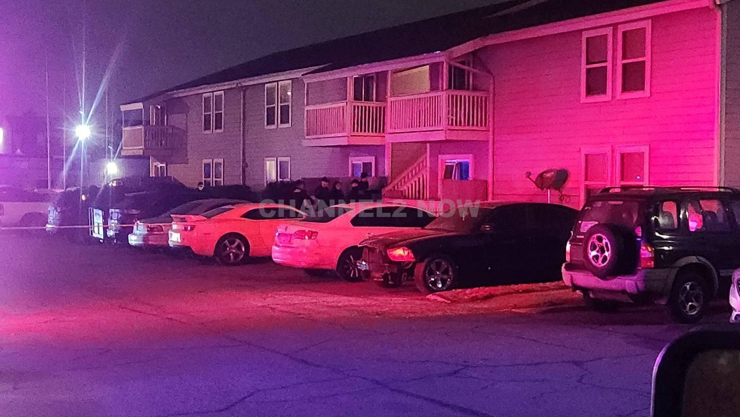 Tulsa, OK – Authorities are investigating a deadly shooting that occurred early Saturday morning at an apartment complex in midtown Tulsa, near 51st Street and Yale Avenue. According to the Tulsa Police Department (TPD), officers responded to reports of gunfire at the complex and discovered a 17-year-old victim who had been fatally shot. Investigators believe the shooting was targeted, as the suspects were reportedly aware of the victim’s presence inside the apartment and fired through a window.