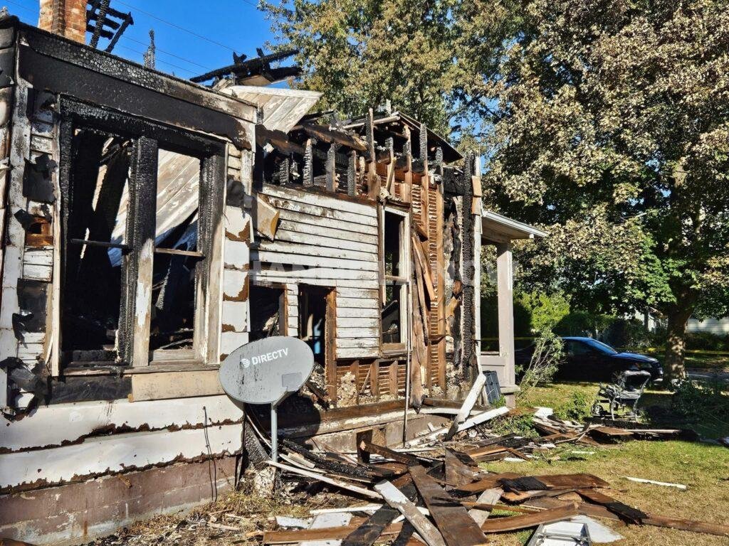 MILFORD, ILLINOIS — Authorities are investigating a fatal house fire in Milford, Illinois, that claimed the life of 37-year-old Ashley Tucker, a mother and grandmother, who had recently sought protection from her ex-boyfriend amid escalating threats and harassment.
According to investigators, the tragic incident occurred on the night of October 16, when Tucker’s home became engulfed in flames shortly after she received a series of menacing text messages from her ex-boyfriend — despite a no-contact order being in place. One of the messages reportedly warned, “You are going to burn in hell.”