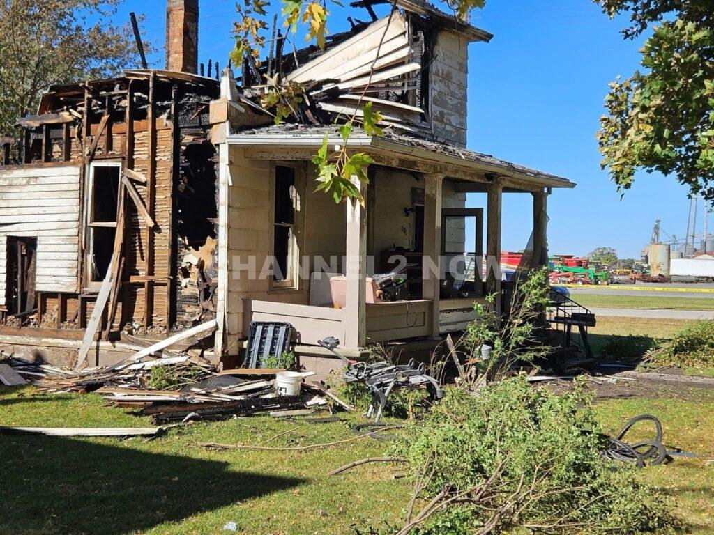 MILFORD, ILLINOIS — Authorities are investigating a fatal house fire in Milford, Illinois, that claimed the life of 37-year-old Ashley Tucker, a mother and grandmother, who had recently sought protection from her ex-boyfriend amid escalating threats and harassment.
According to investigators, the tragic incident occurred on the night of October 16, when Tucker’s home became engulfed in flames shortly after she received a series of menacing text messages from her ex-boyfriend — despite a no-contact order being in place. One of the messages reportedly warned, “You are going to burn in hell.”